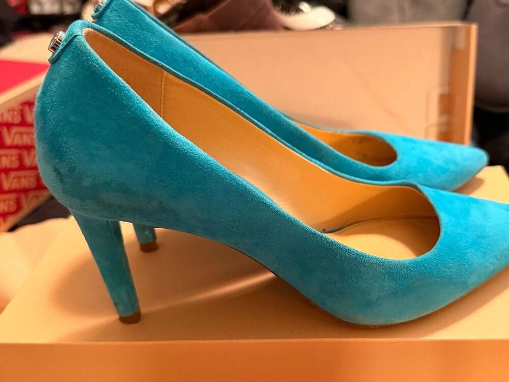 Michael Kors Teal Suede Pumps Pointed Toe Stiletto Heels Turquoise Blue MK Charm - Picture 3 of 10